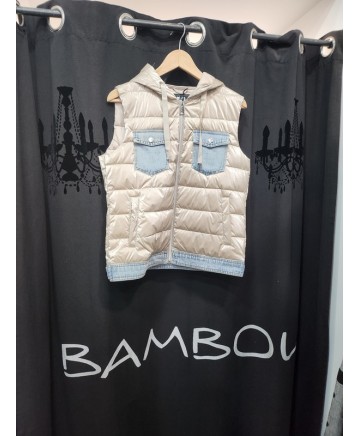 gilet sans manches beige et jean