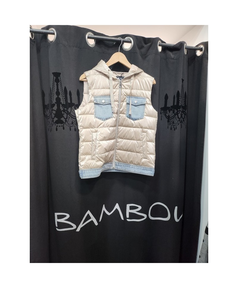 gilet sans manches beige et jean